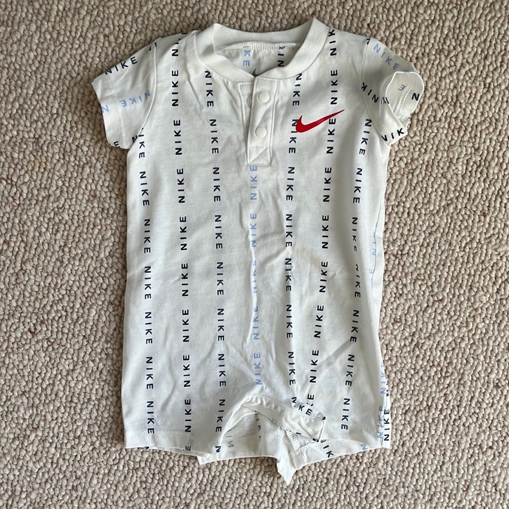 Nike baby boy 1 piece short/short sleeved romper